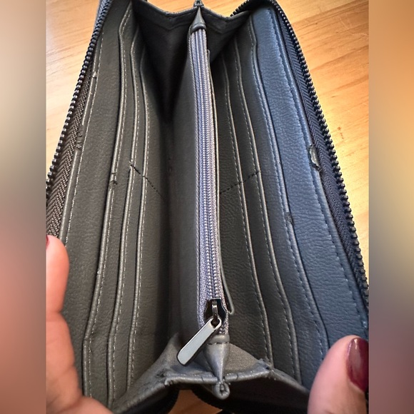 GUC Crocodile Embossed Half Zip Around Wallet - Picture 2 of 4